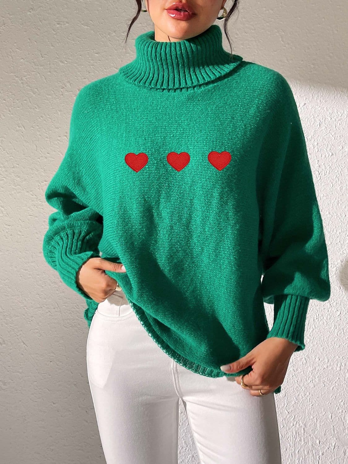 Charming heart-patterned turtleneck sweater with long sleeves