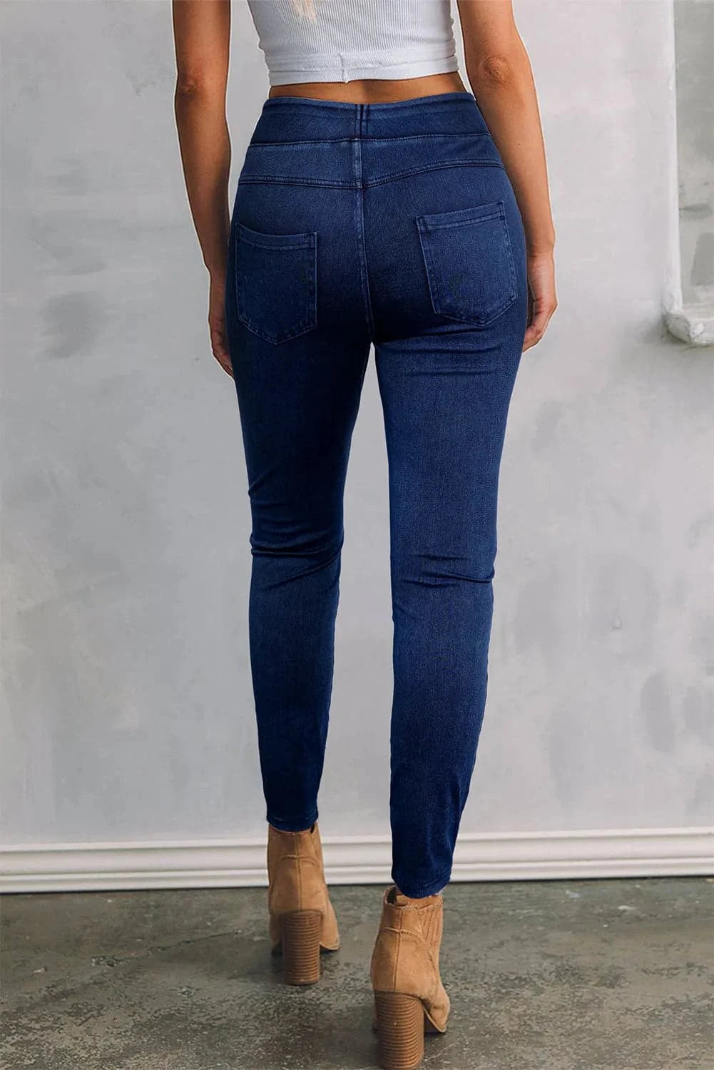 Stylish skinny jeans with functional pockets