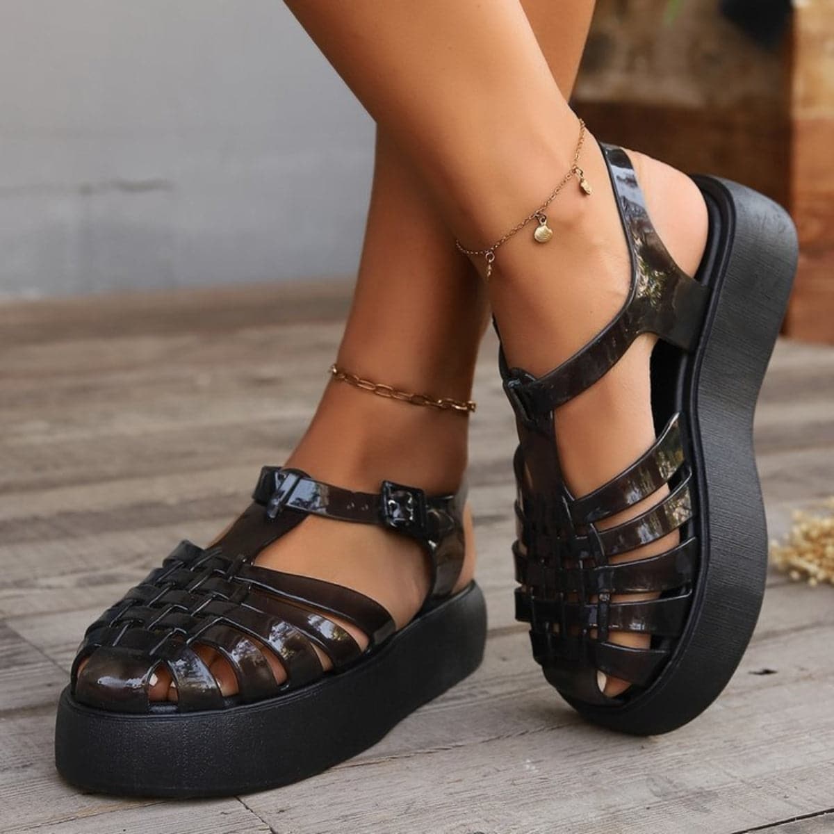 Woven plastic flat sandals with comfort design