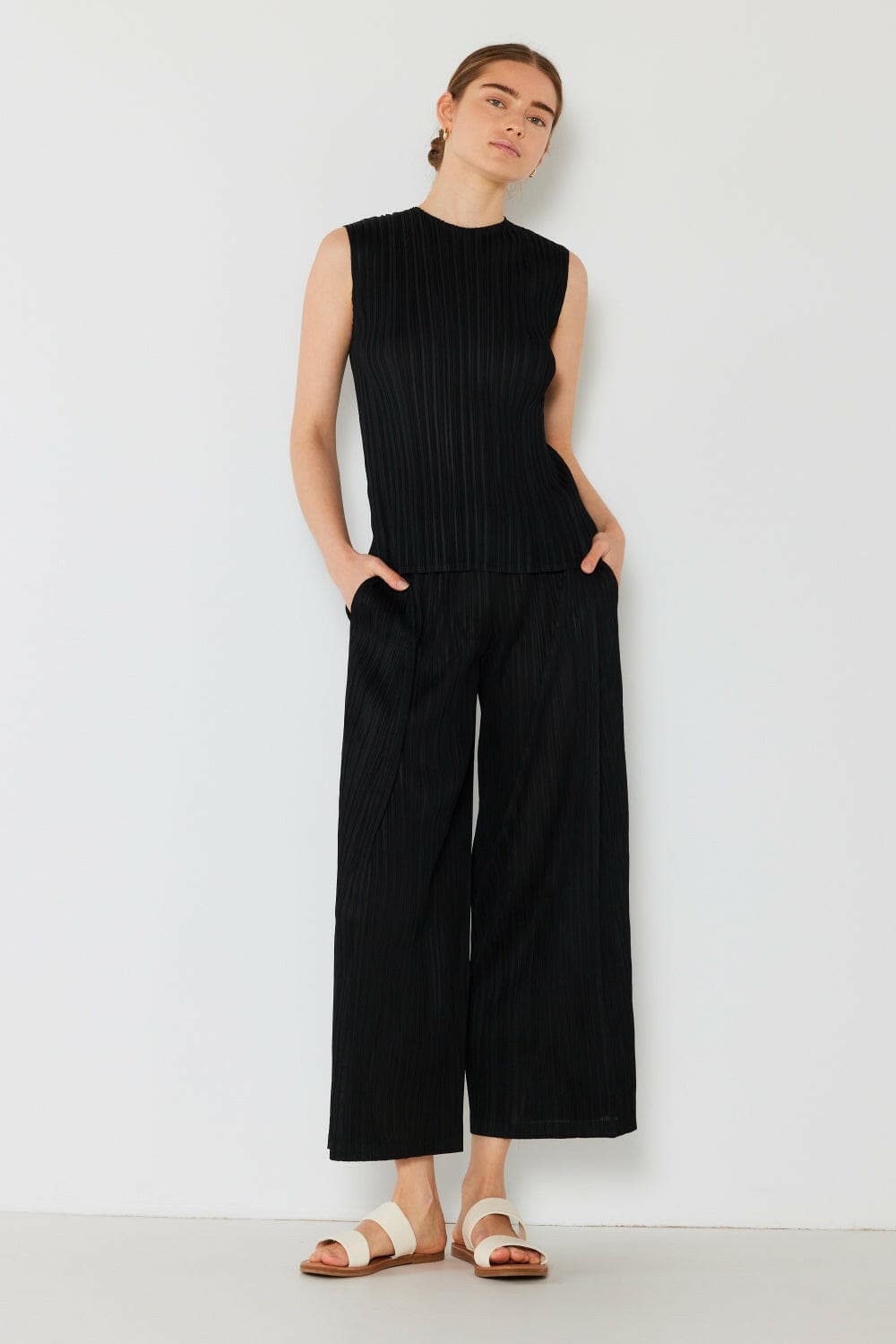 Chic Pleated Wide-Leg Trousers with Side Detail