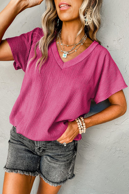 Chic crinkled v-neck t-shirt in vibrant pink with wide sleeves