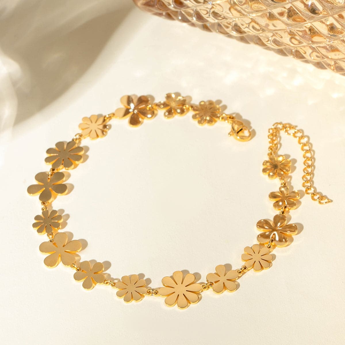 Elegant 18K gold-plated floral charm bracelet