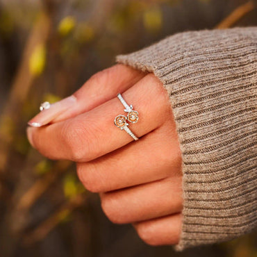 Rose Shape Inlaid Zircon Bypass Ring.