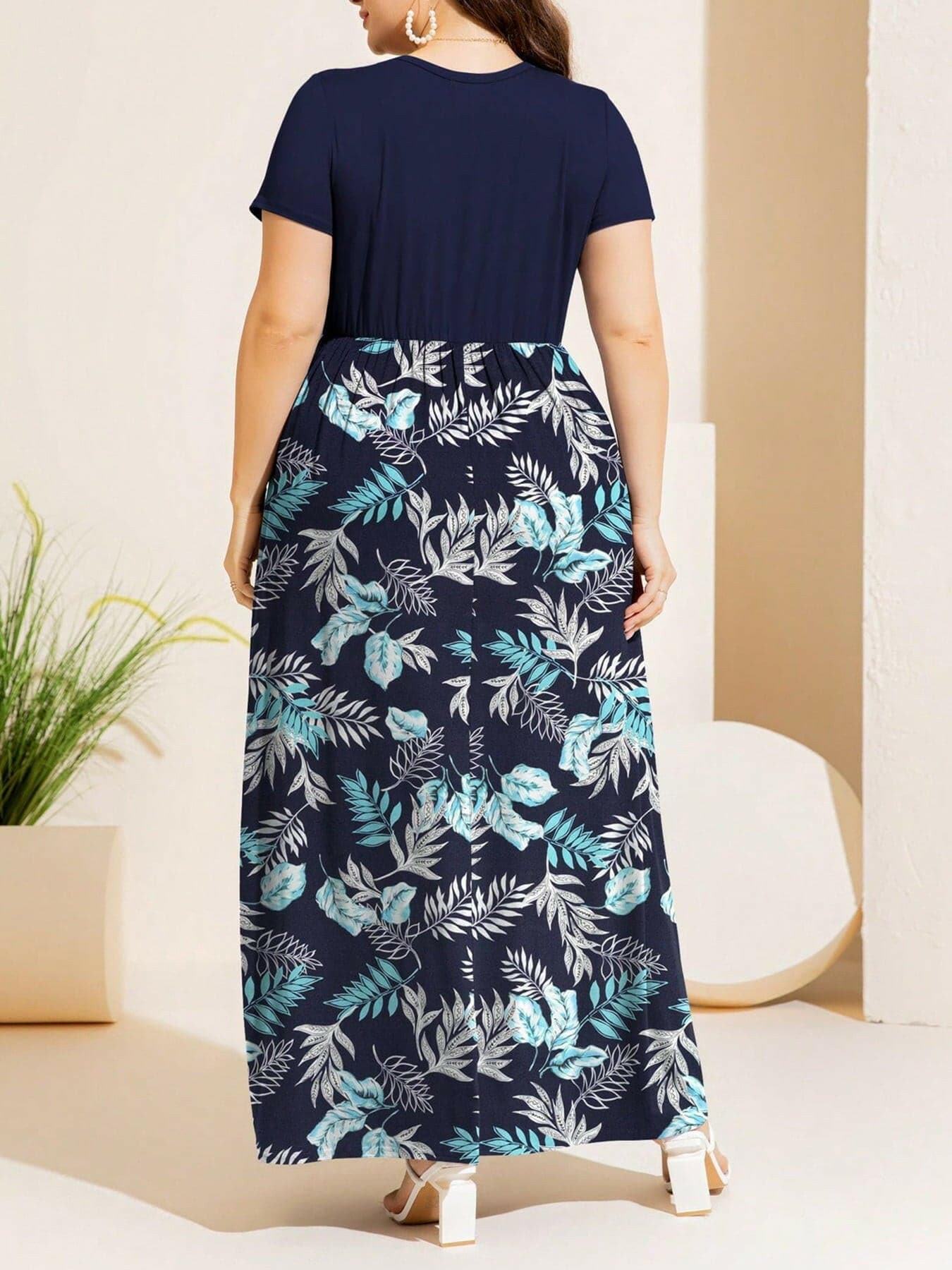 Plus Size Printed Round Neck Short Sleeve Maxi DressUpgrade Your Style with our Plus Size Printed Maxi Dress
 
 
Pattern Type: Eye-catching prints for a trendy look
 
Style: Effortlessly casual, perfect for various ocLove Salve Size Printed Round Neck Short Sleeve Maxi Dressplus