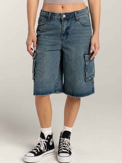 Jeansshorts mit mittelhohem Bund und Taschen