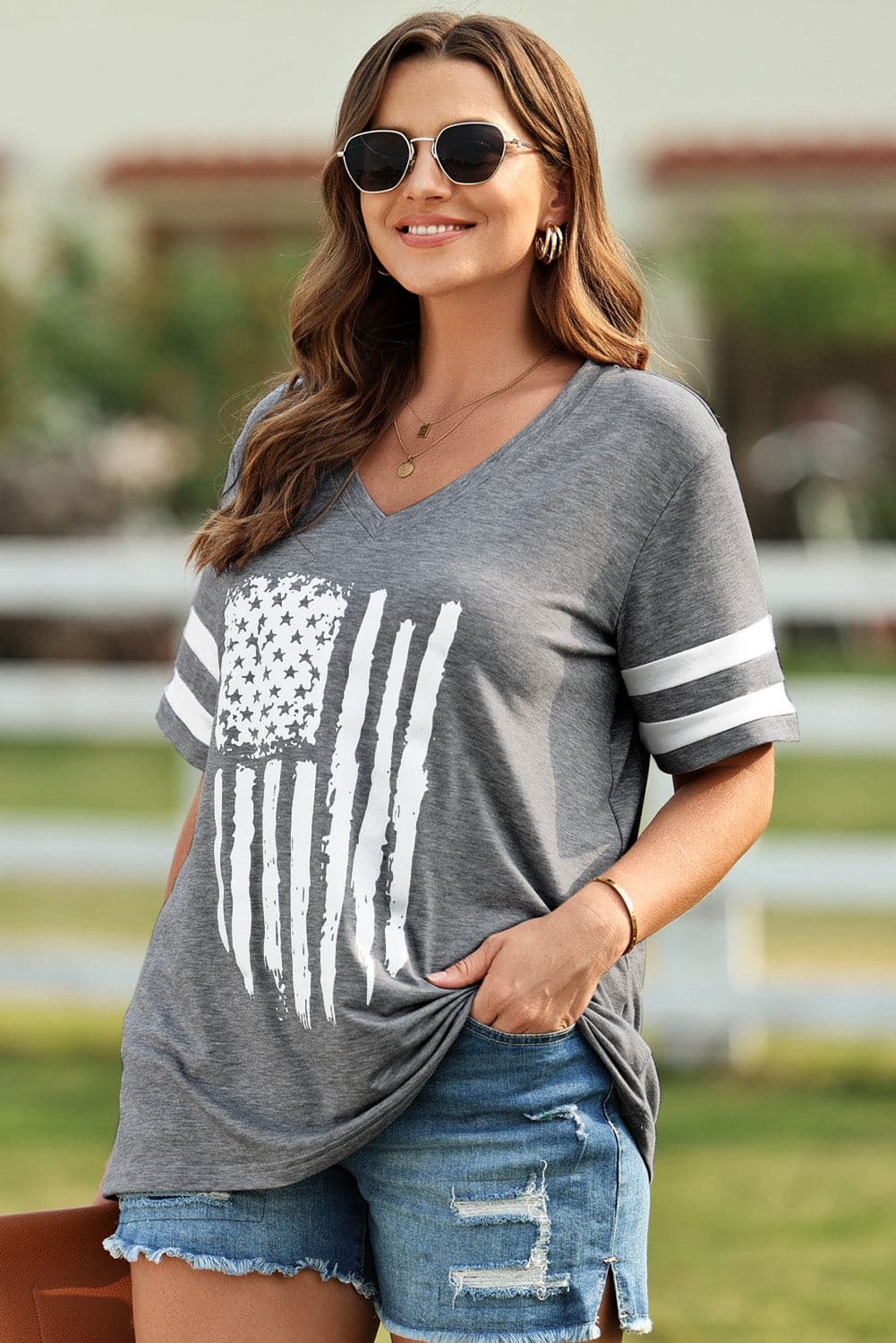 Plus Size US Flag Graphic V-Neck TeePattern type: Graphic
Style: Casual, Chic
Features: Basic style
Neckline: V-neck
Length: Regular
Sleeve length: Half sleeves
Sleeve type: Regular sleeves
Sheer: No
MLove Salve Flag Graphicplus