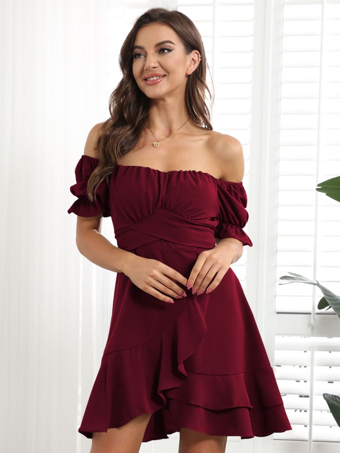 Chic ruffled mini dress with tied sleeves