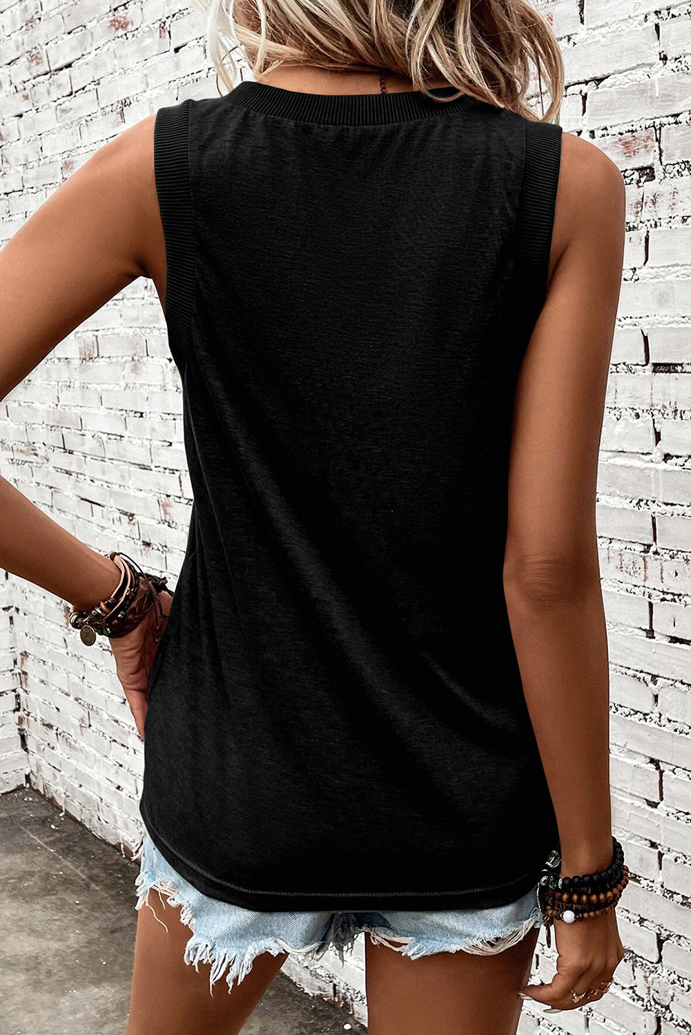 Chic black ribbed V-neck sleeveless tank top