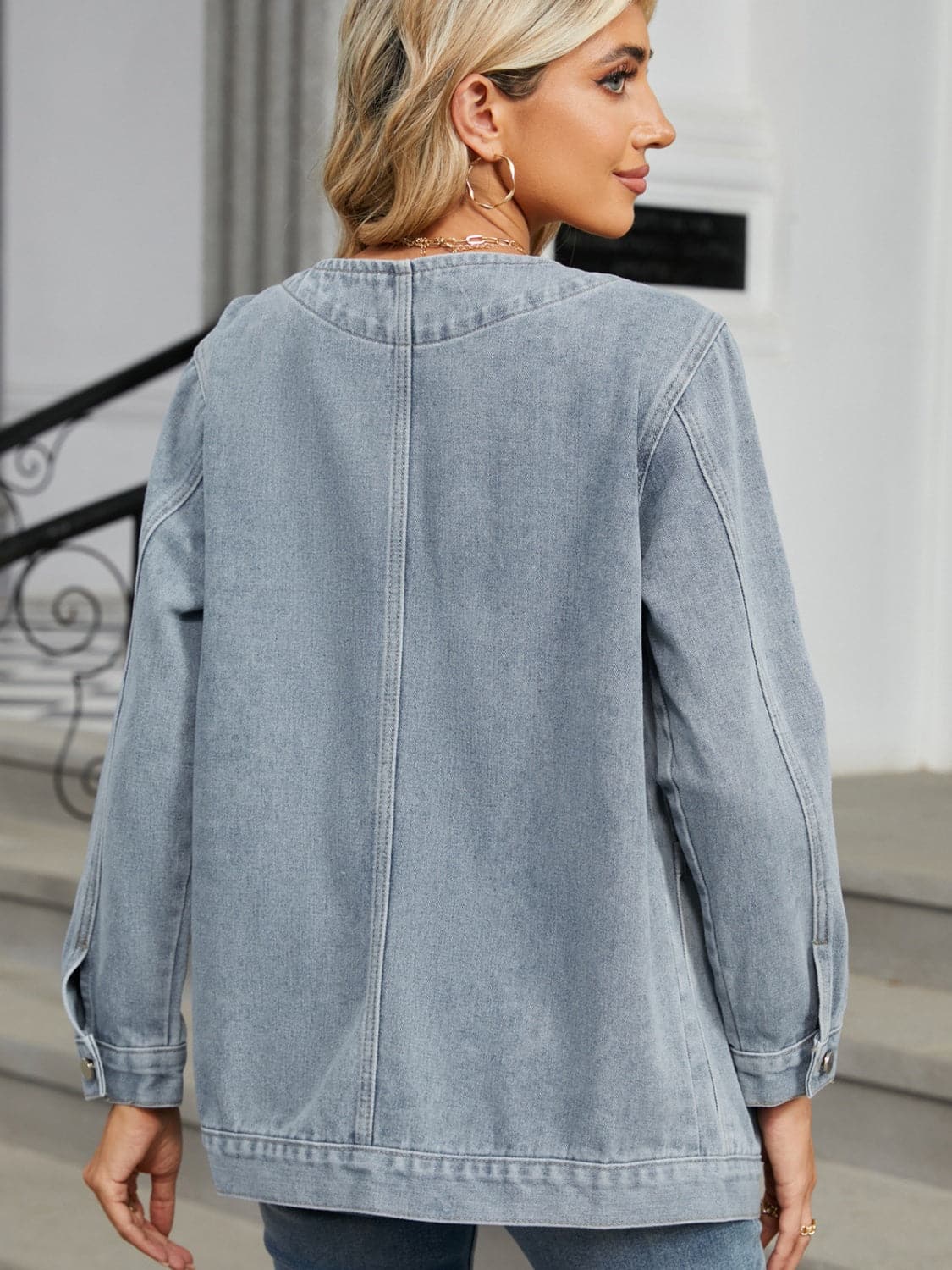 Chic denim jacket with pockets