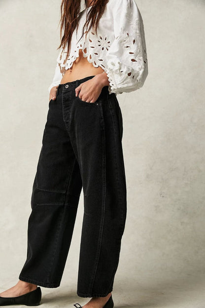 Effortlessly chic wide leg jeans with functional pockets