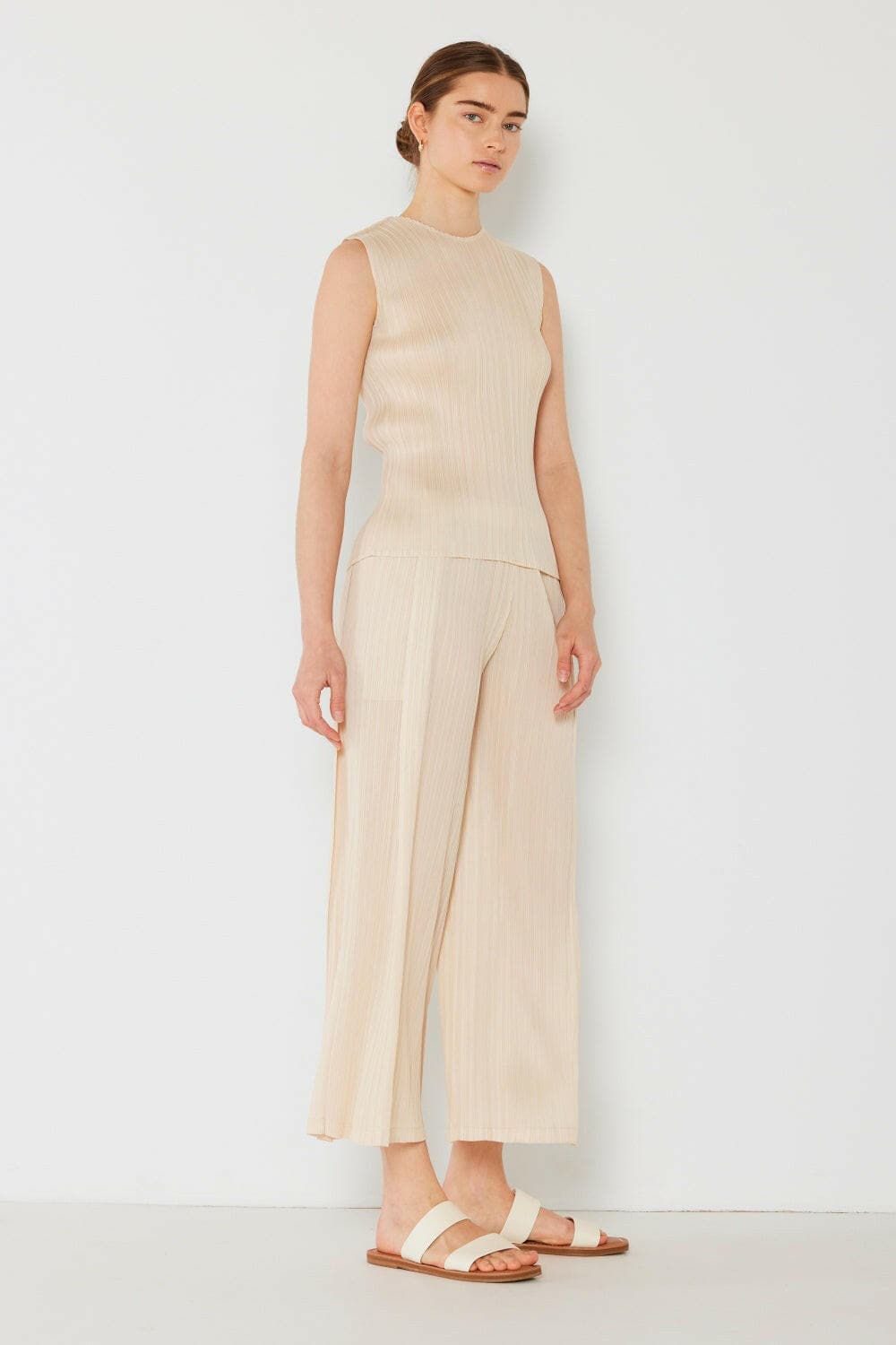 Chic Pleated Wide-Leg Trousers with Side Detail