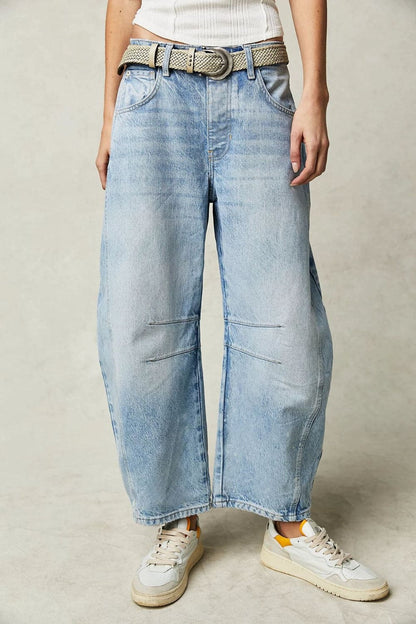 Effortlessly chic wide leg jeans with functional pockets