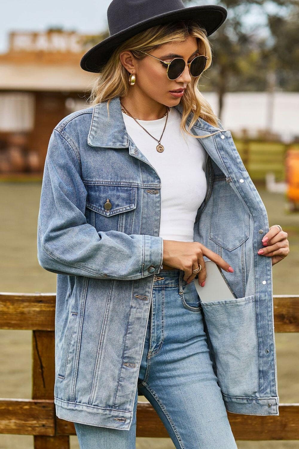 Denim Jacket with Buttoned Collared Neckline and Convenient PocketsUpgrade Your Style with Our Denim Jacket

Step up your fashion game with our Denim Jacket featuring a sophisticated Buttoned Collared Neckline and Convenient PocketsLove Salve Buttoned Collared Necklinejeans