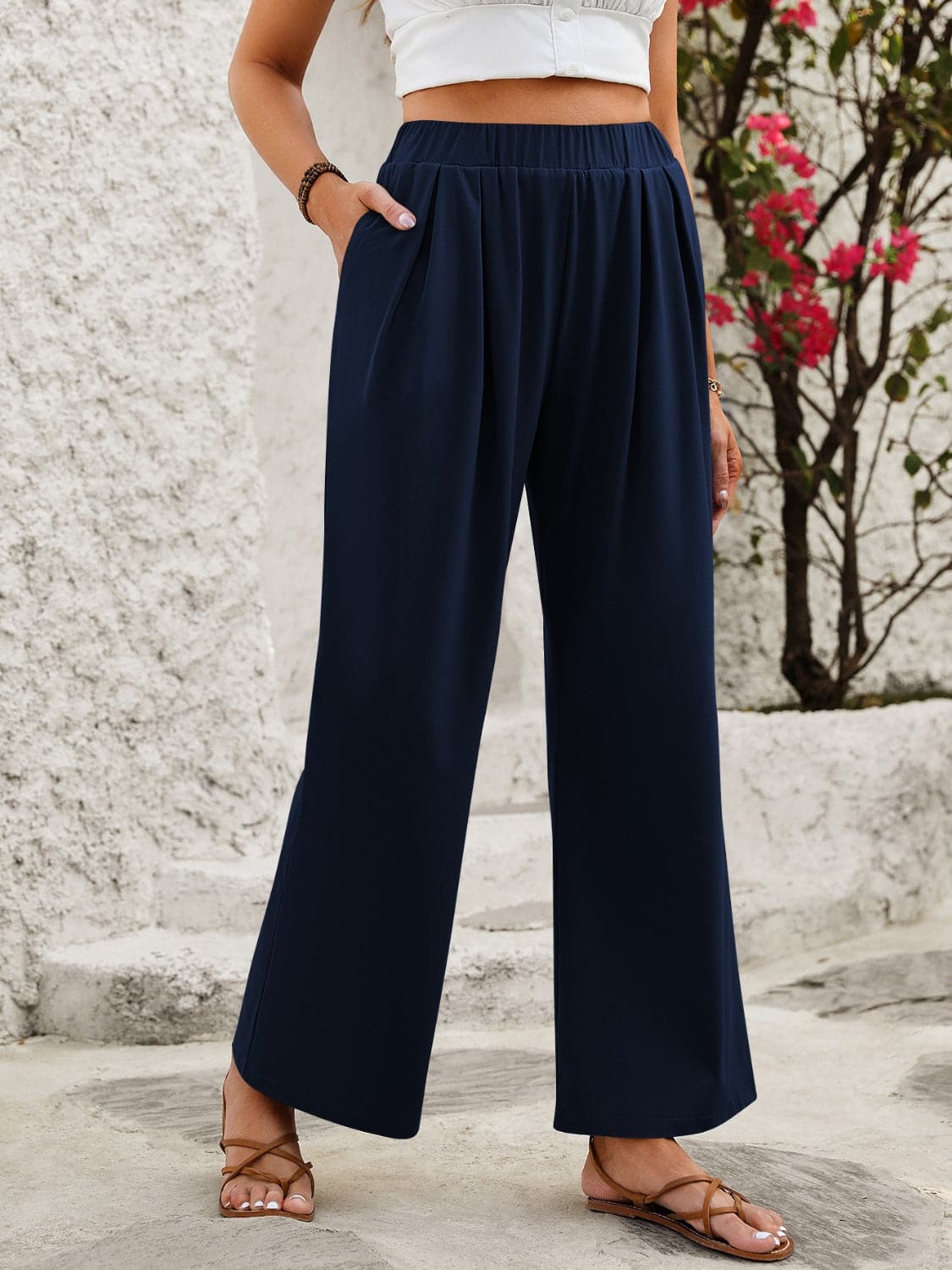 Chic and comfortable wide-leg pants with elastic waistband