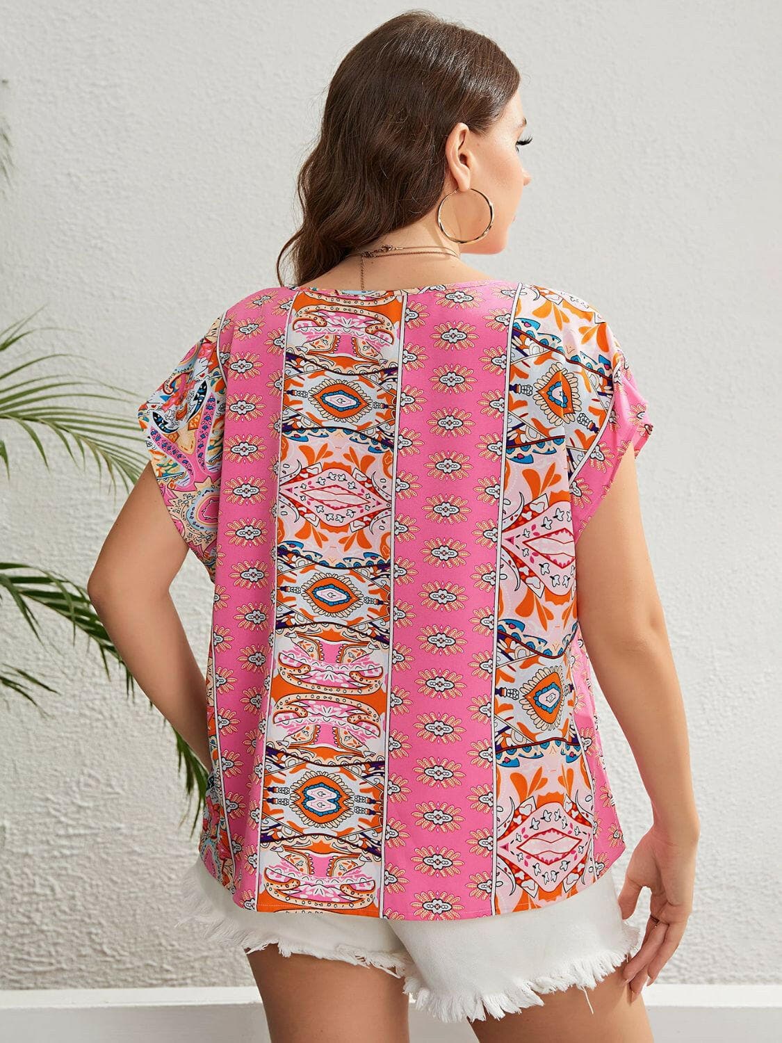 Plus Size Printed Round Neck BlousePlus Size Printed Round Neck Blouse
 Step up your style game with our Plus Size Printed Round Neck Blouse, a versatile piece perfect for both vacation and casual outLove Salve Size Printed Round Neck Blouseplus