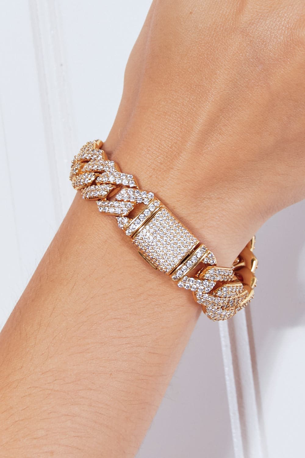 Alloy Inlaid Zircon Bracelet.