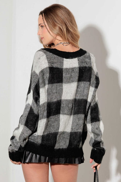 Chic checkered v-neck cardigan with pockets