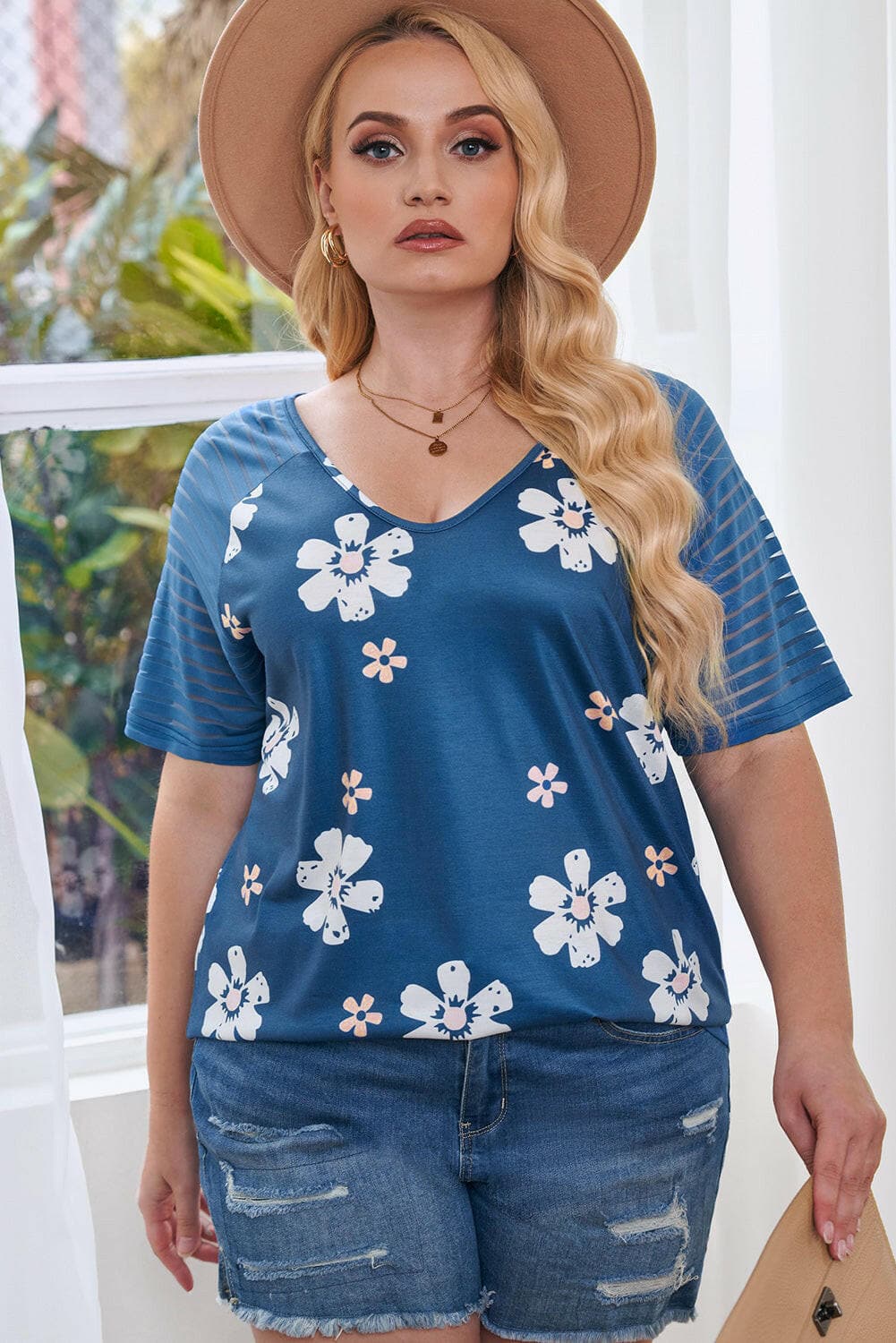 Plus Size V-Neck Raglan Sleeve TeeUpgrade Your Wardrobe with the Plus Size V-Neck Raglan Sleeve Tee
 
 
Pattern Type: Floral, Solid
 
Style: Casual, Chic
 
Neckline: V-neck
 
Length: Regular
 
SleeveLove Salve -Neck Raglan Sleeve Teeplus