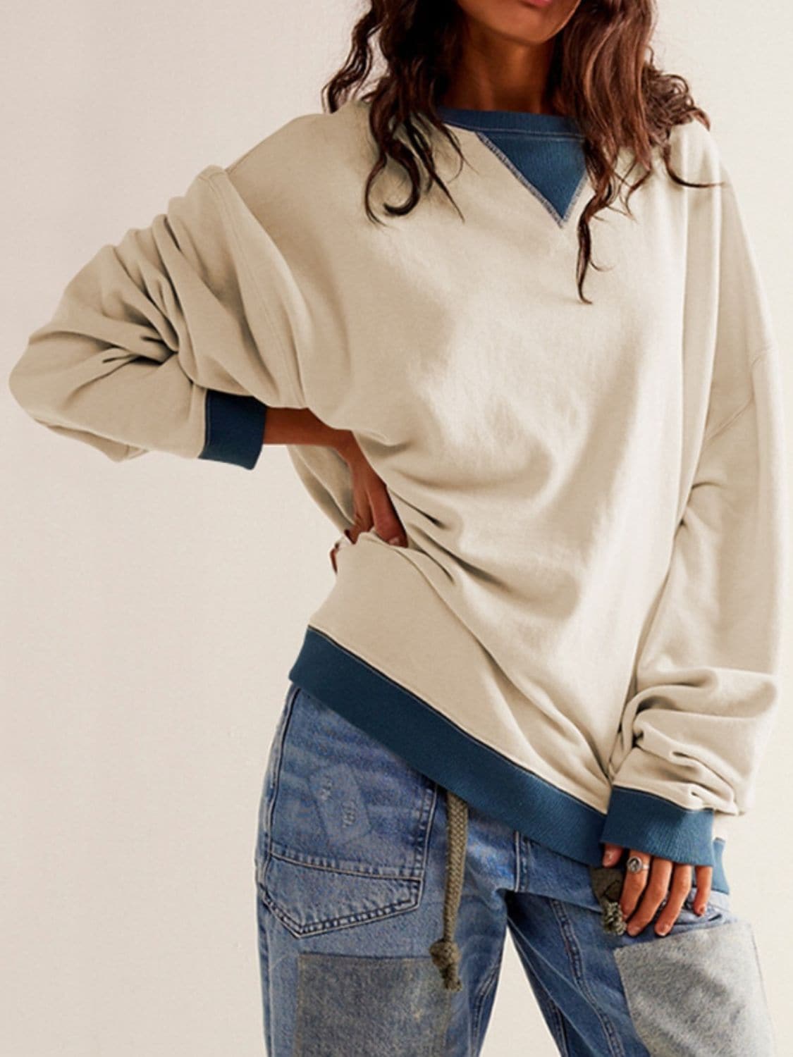 Stylish long sleeve sweatshirt with contrast