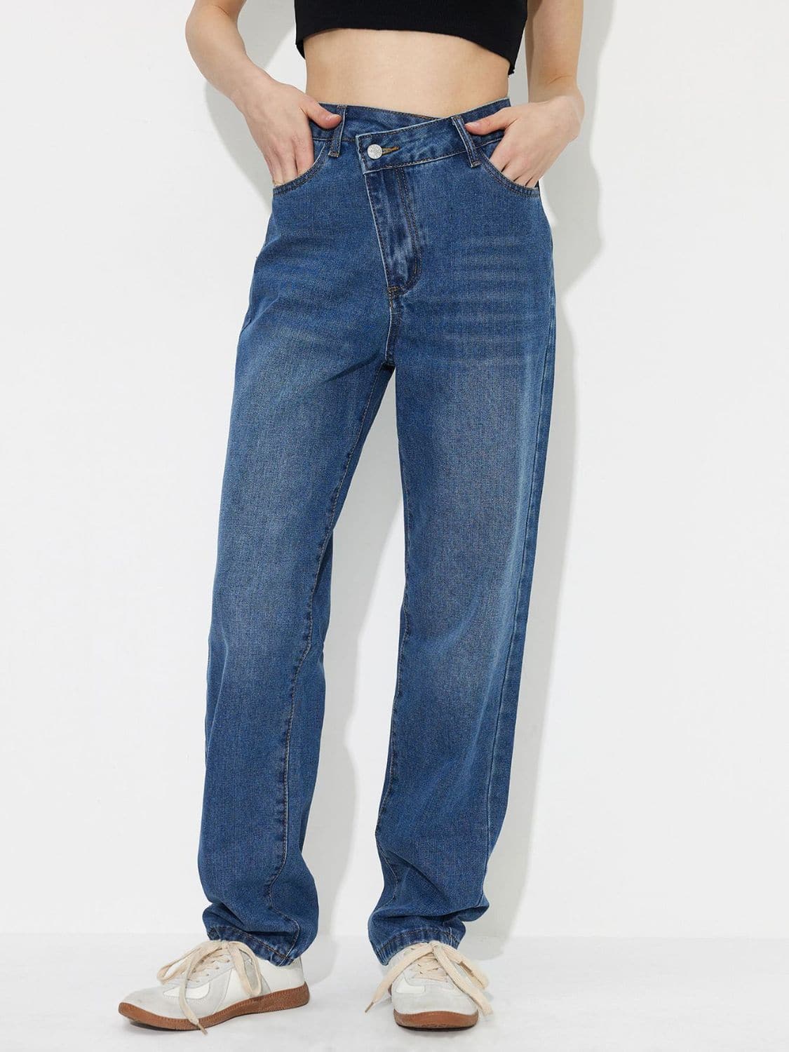 Asymmetric Waist Jeans with Pockets.