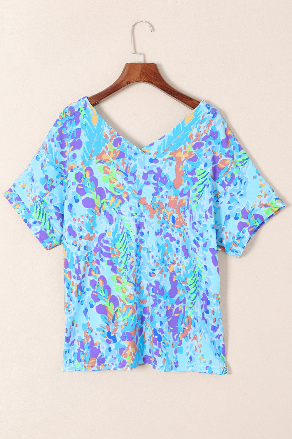 Floral elegance in sky blue: the perfect loose tee