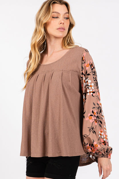 Charming floral pleated blouse with long sleeves