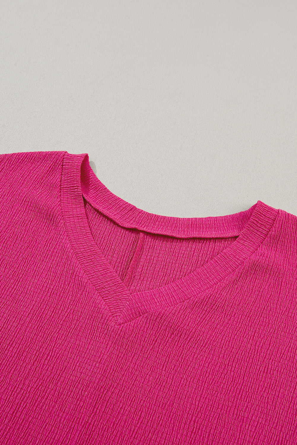 Chic crinkled v-neck t-shirt in vibrant pink with wide sleeves