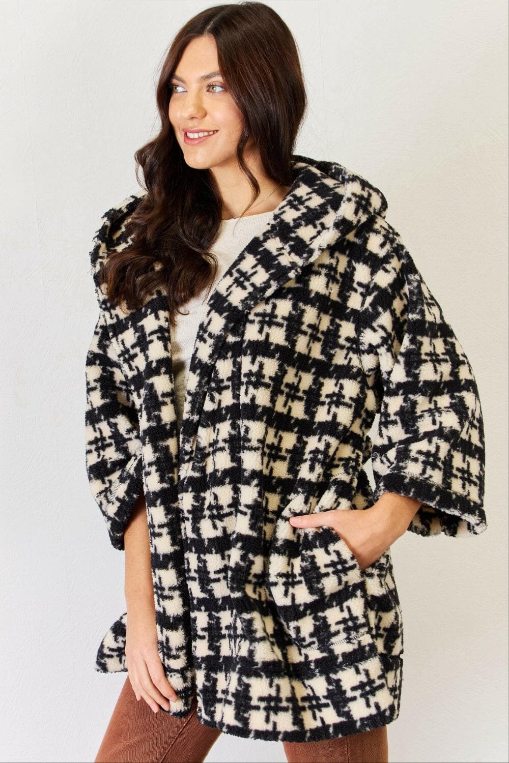 J.NNA Fuzzy Plaid Waist Tie Hooded Robe CardiganExperience Ultimate Comfort and Style
 Introducing the J.NNA Fuzzy Plaid Waist Tie Hooded Robe Cardigan, your new go-to essential for cozy elegance. This versatile rLove Salve NNA Fuzzy Plaid Waist Tie Hooded Robe Cardiganlounge