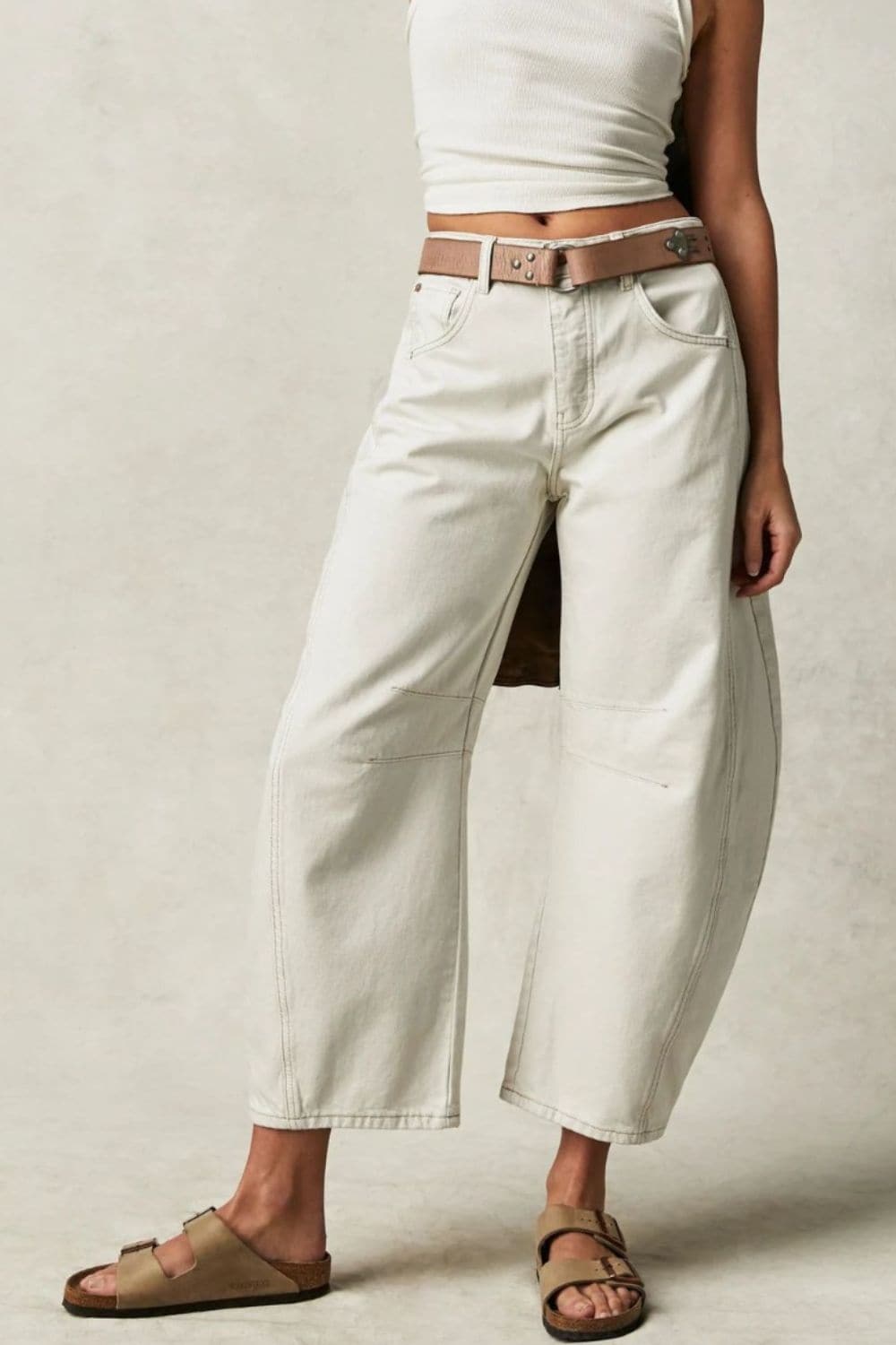 Effortlessly chic wide leg jeans with functional pockets