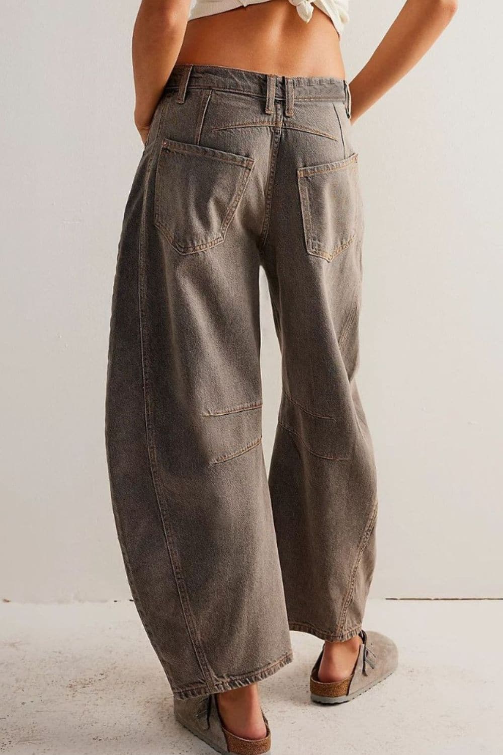 Effortlessly chic wide leg jeans with functional pockets