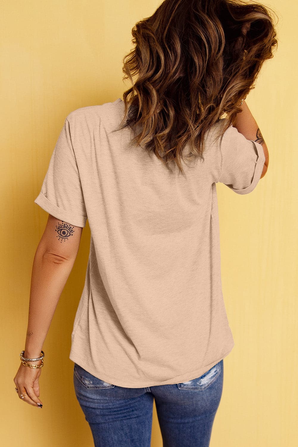 Bow Graphic Round Neck Short Sleeve T-Shirt.