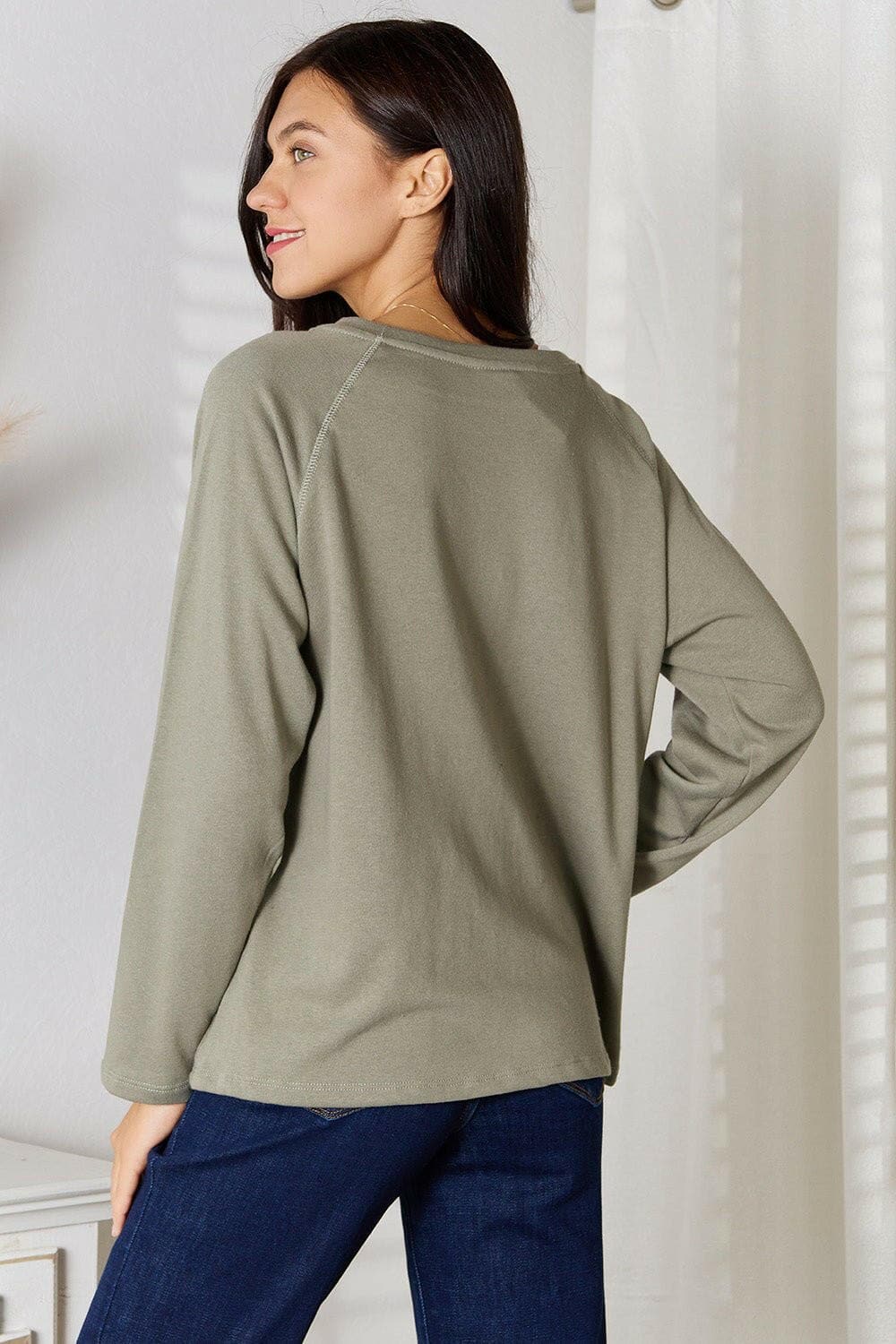 Culture Code Classic V-Neck Long Sleeve TeeCulture Code Classic V-Neck Long Sleeve Tee
 Embrace effortless elegance with the Culture Code Classic V-Neck Long Sleeve Tee. This versatile piece combines a timeleLove Salve -Neck Long Sleeve TeeTIKTOK