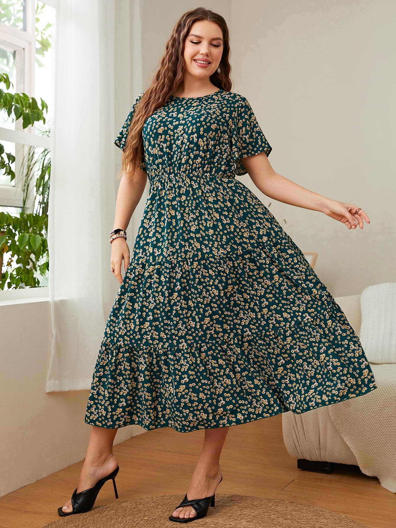 Plus Size Floral Round Neck Short Sleeve Midi Dress.