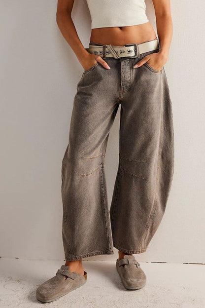 Effortlessly chic wide leg jeans with functional pockets