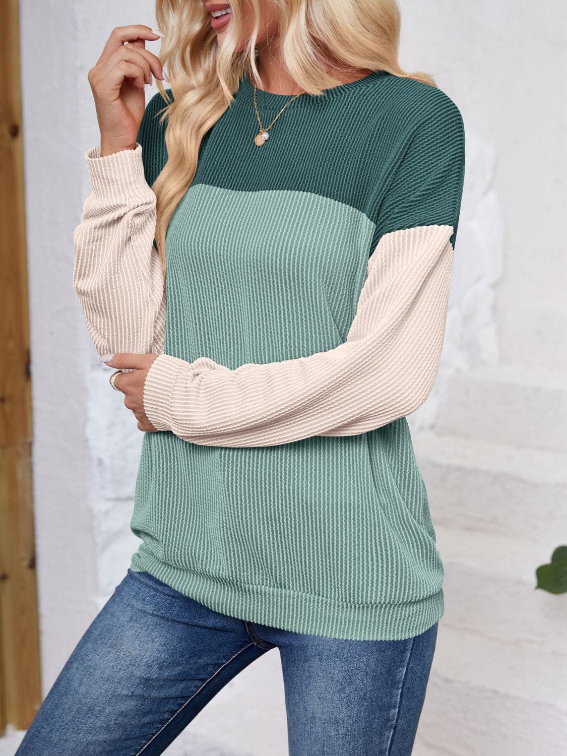 Color Block Round Neck Long Sleeve Sweatshirt.