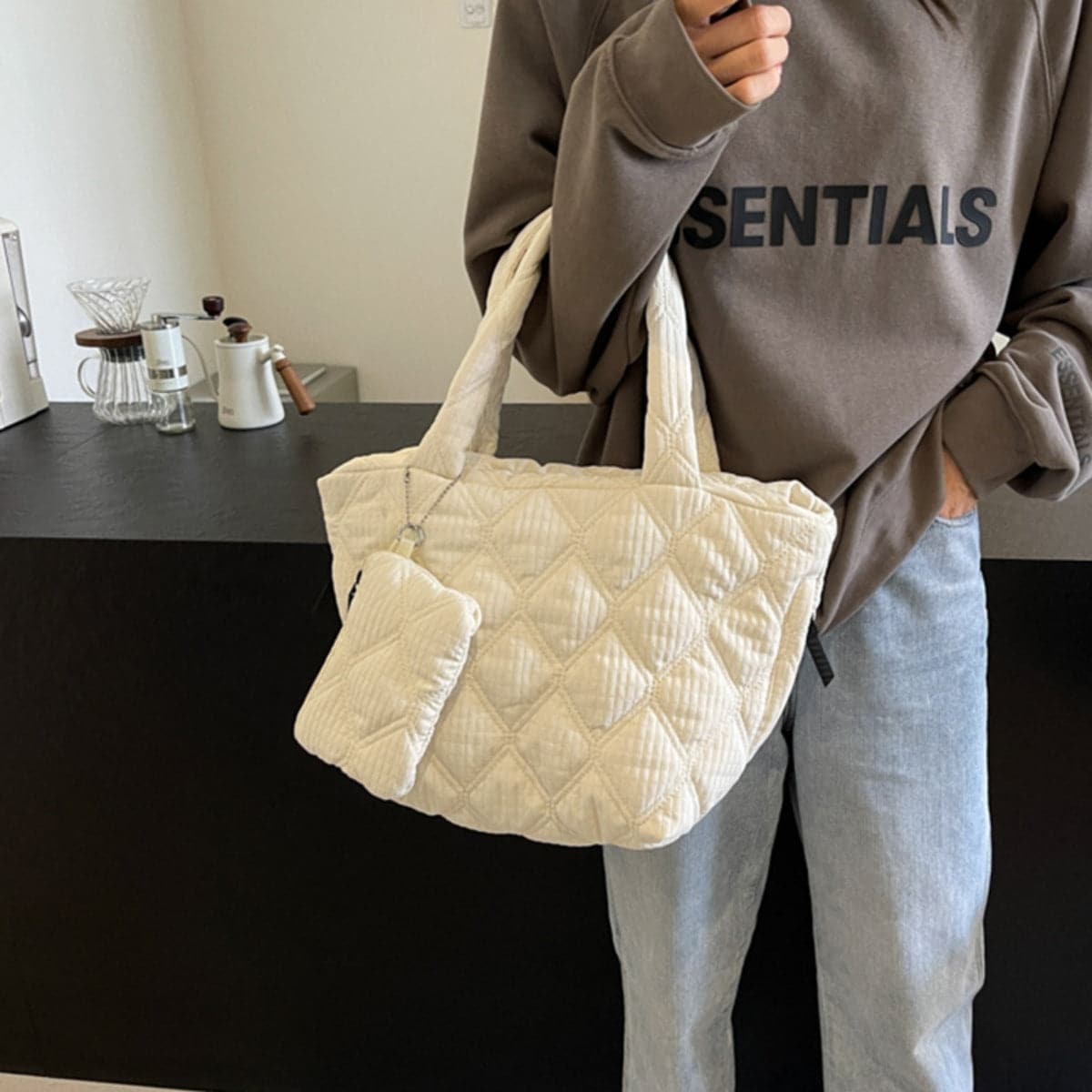 Versatile polyester tote bag for everyday use