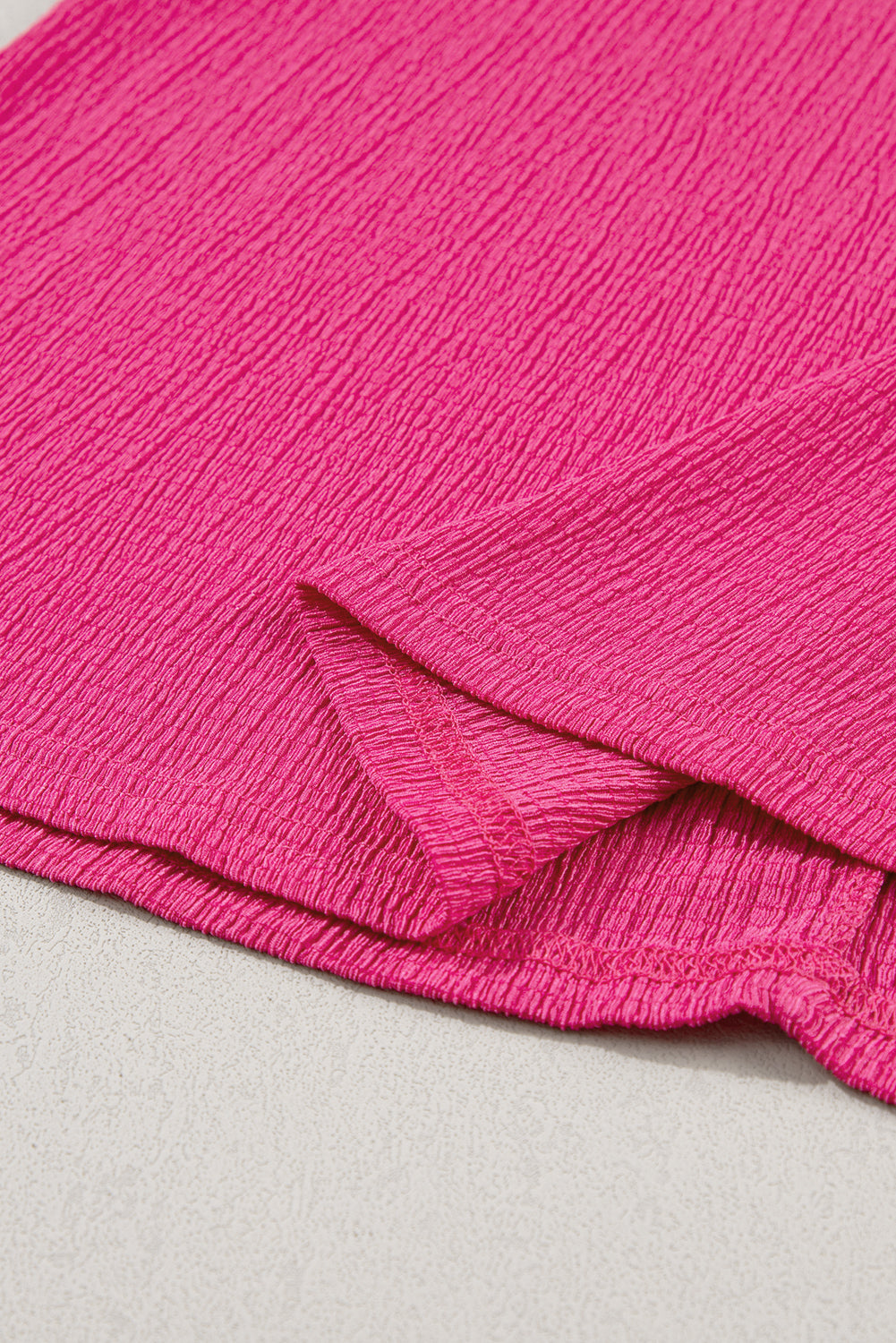 Chic crinkled v-neck t-shirt in vibrant pink with wide sleeves