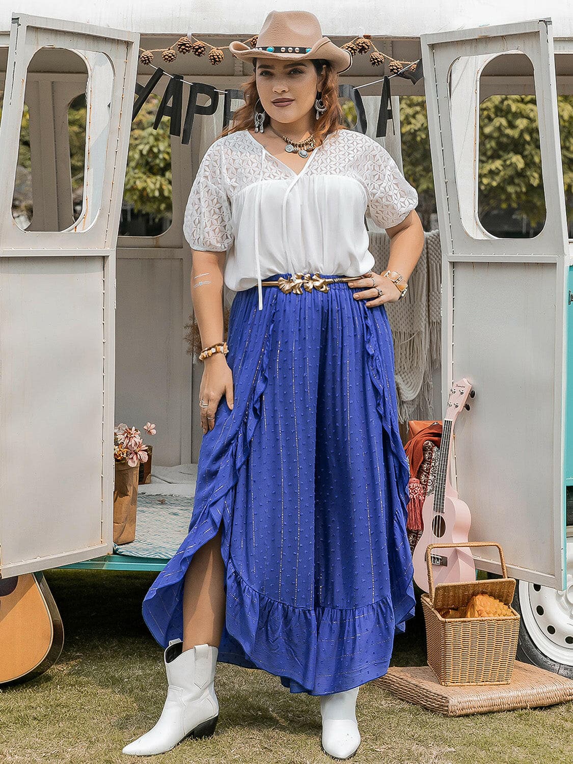 Plus Size Tie Neck Short Sleeve BlouseUpgrade Your Wardrobe with Style and Comfort
 
 
Material: Crafted from a luxurious blend of 85% viscose, 10% polyester, and 5% elastane
 
Design: Effortlessly elegaLove Salve Size Tie Neck Short Sleeve Blousejust arrived