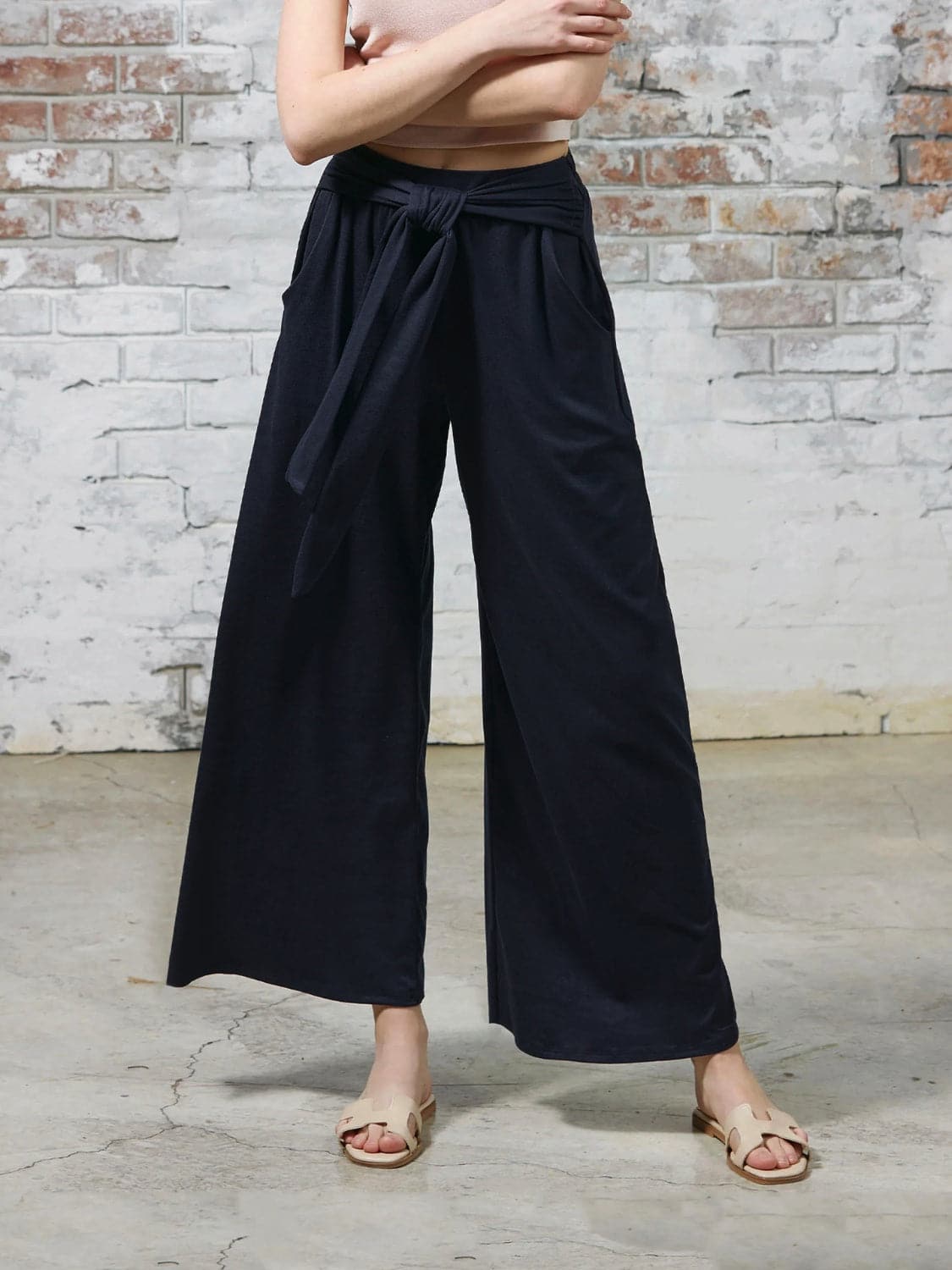 Chic tied wide-leg pants with convenient pockets