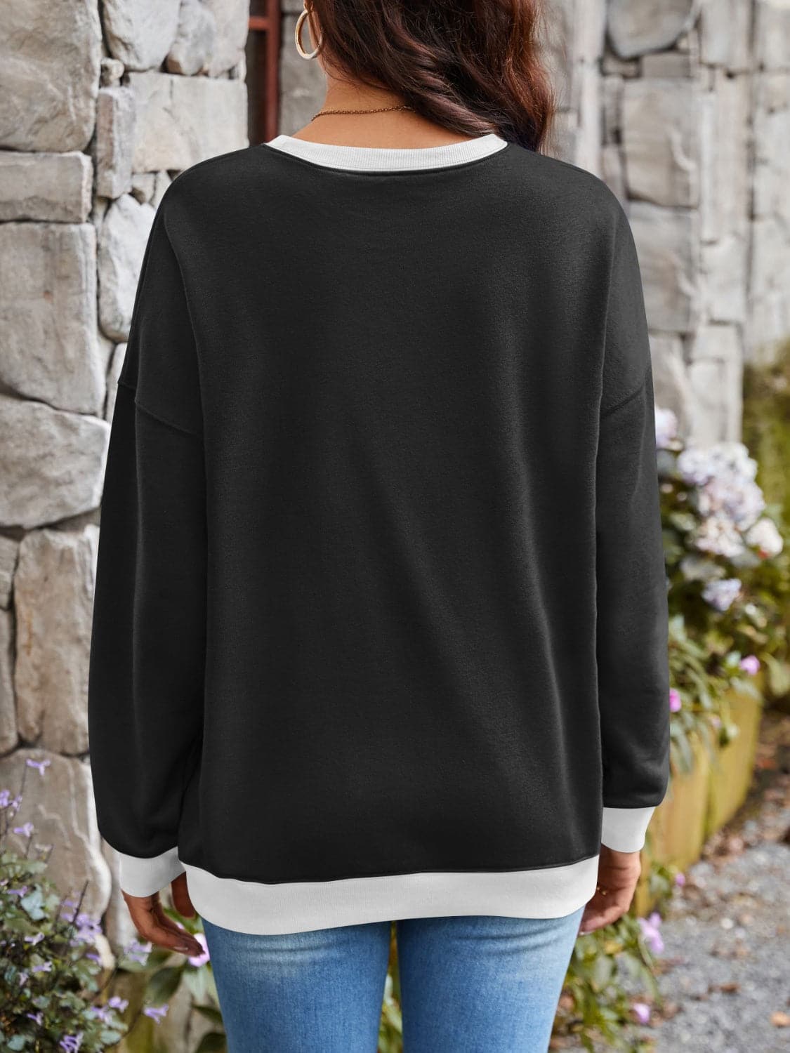 Contrast Round Neck Long Sleeve Sweatshirt.