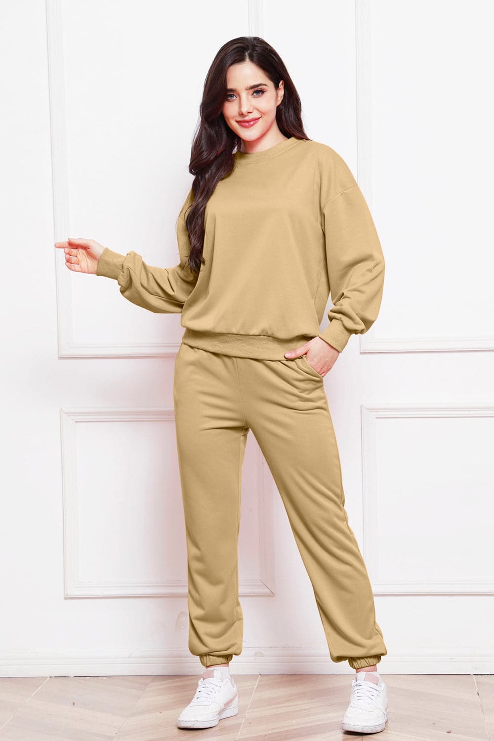 Round Neck Long Sleeve Sweatshirt and Pants Set.