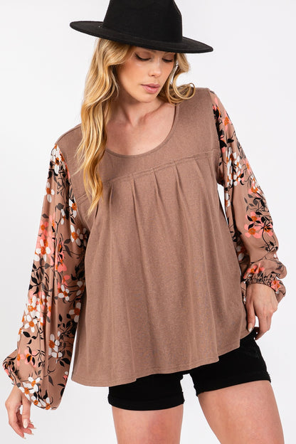 Charming floral pleated blouse with long sleeves