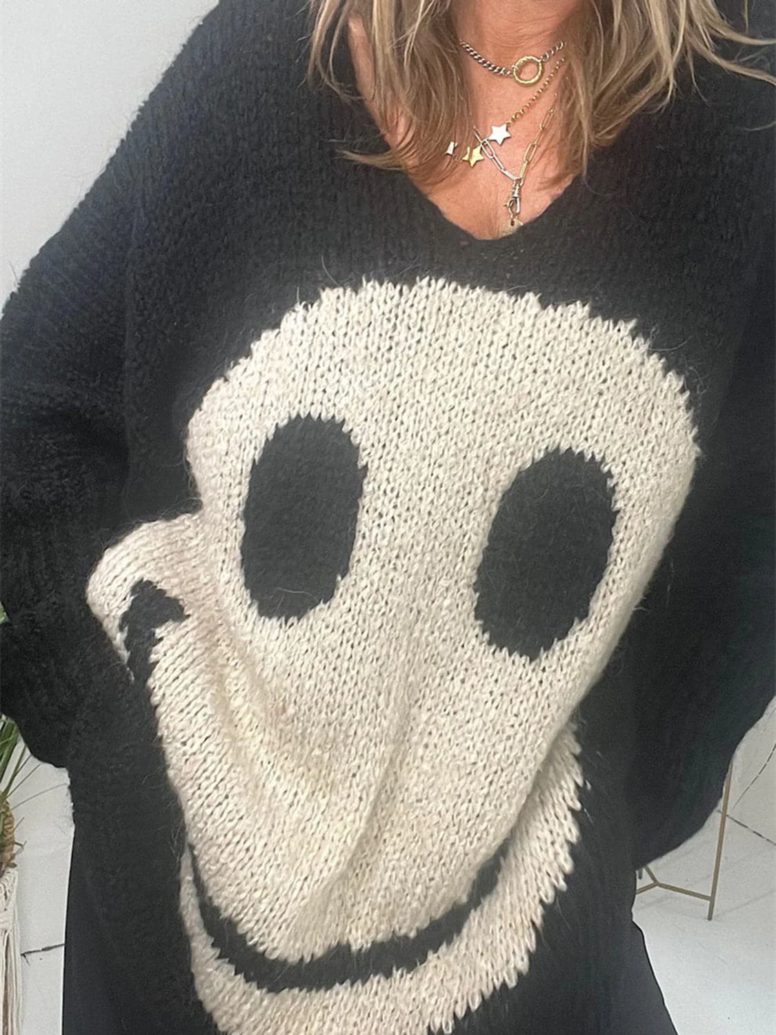 Charming Smiley V-Neck Pullover