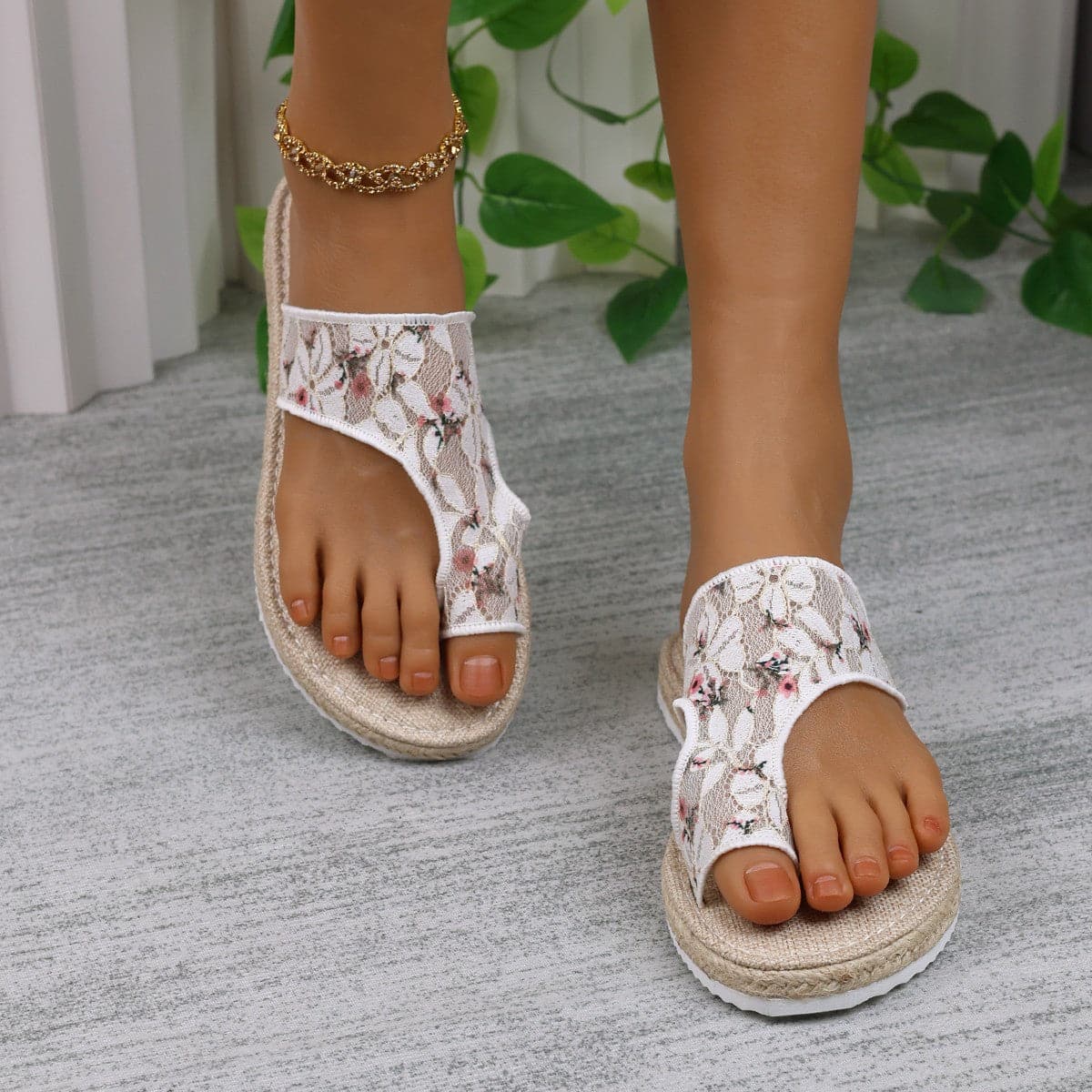 Flower Toe Post Flat Sandals.