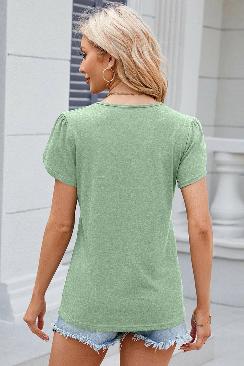 Chic V-Neck T-Shirt with Decorative ButtonsUpgrade Your Style with Our Chic V-Neck T-Shirt
 
 
Chic Design: Elevate your wardrobe with decorative buttons and a trendy V-neck.
 
Versatile: Whether for a casualLove Salve Decorative Buttonsjust arrived