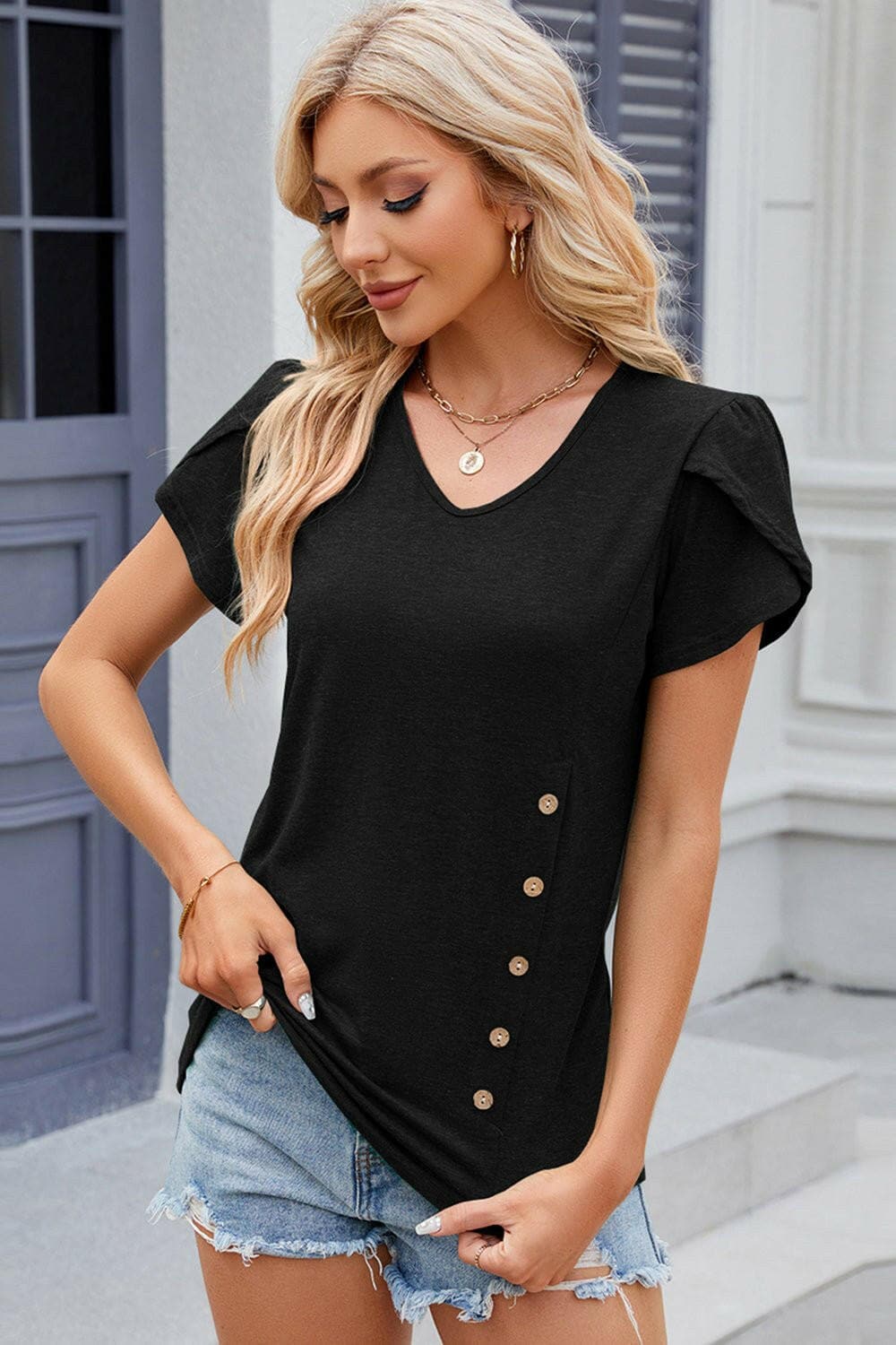 Chic V-Neck T-Shirt with Decorative ButtonsUpgrade Your Style with Our Chic V-Neck T-Shirt
 
 
Chic Design: Elevate your wardrobe with decorative buttons and a trendy V-neck.
 
Versatile: Whether for a casualLove Salve Decorative Buttonsjust arrived