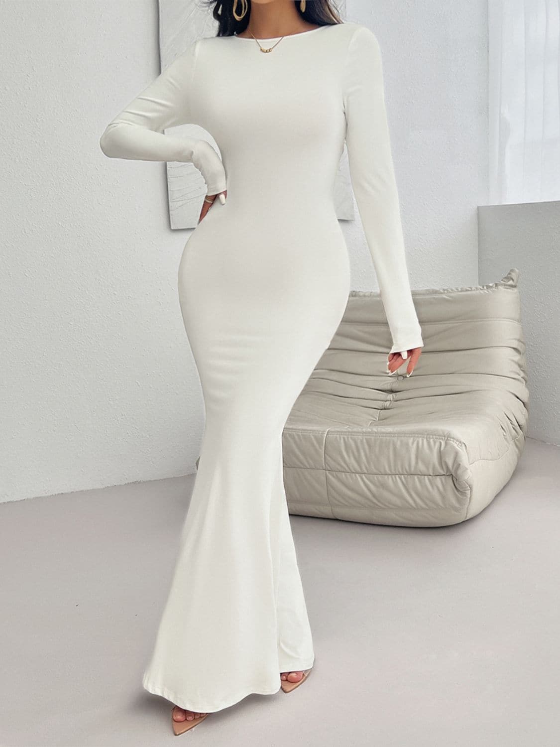 Elegant backless maxi dress with long sleeves and round neck