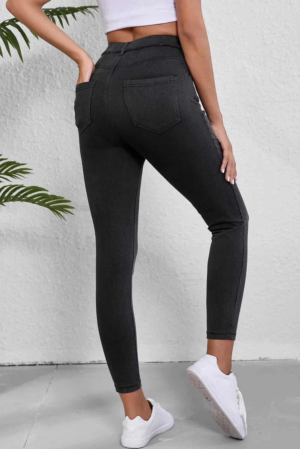 Stylish high-waisted jeans with convenient pockets