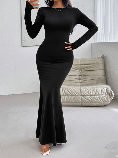 Elegant backless maxi dress with long sleeves and round neck