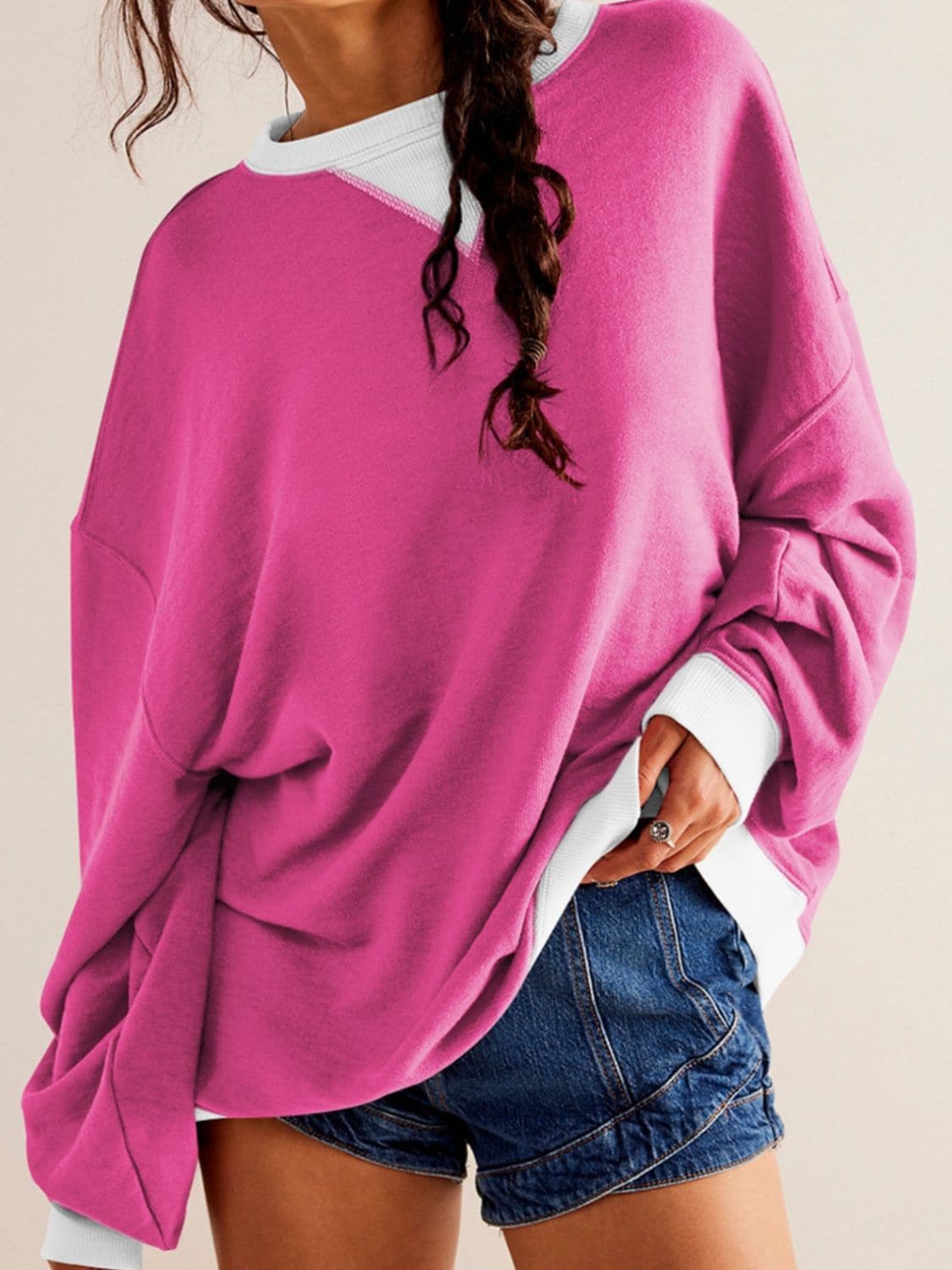 Stylish long sleeve sweatshirt with contrast